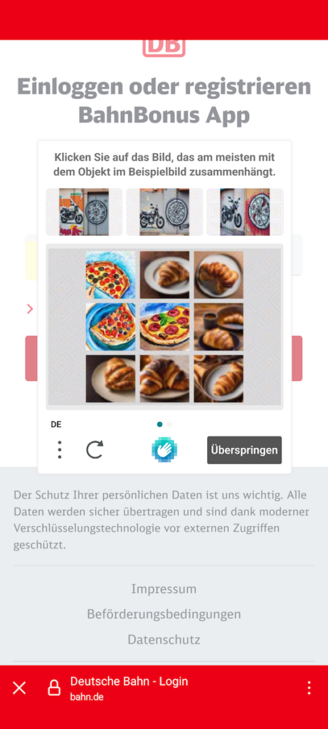 Bahn-App Captcha, auf dem in neun Feldern Pizzen und Croissants zu sehen sind. Darüber drei Bilder mit je einem schwarz-weiß gezeichneten Motorroller und einem runden Gegenstand, der eine Pizza sein könnte.